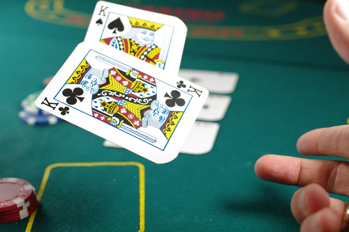 Deux cartes de rois distribuées sur table de poker